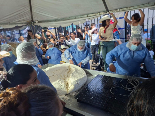 Con una panela monumental de 257 kilos, Zapotlanejo rompe récord en la Feria de los Lácteos 2026
