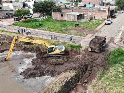 Inicia la CEA desazolve en la presa Tecata y el arroyo Zapotlanejo tras recientes inundaciones