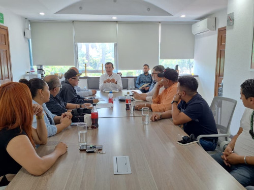 Presenta SETRAN proyecto de patio aledaño al Aeropuerto a asociaciones de conductores de plataformas