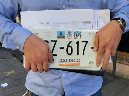 Amplía Hacienda prórroga para canje gratuito de placas a quienes pagaron su refrendo 2025