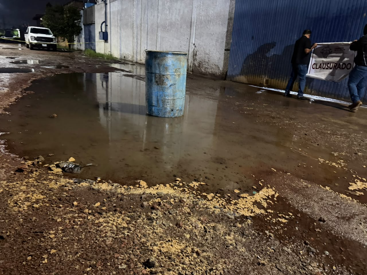 Gobierno de El Salto clausura empresa por presunta contaminación de drenaje y vía pública en Las Pintas