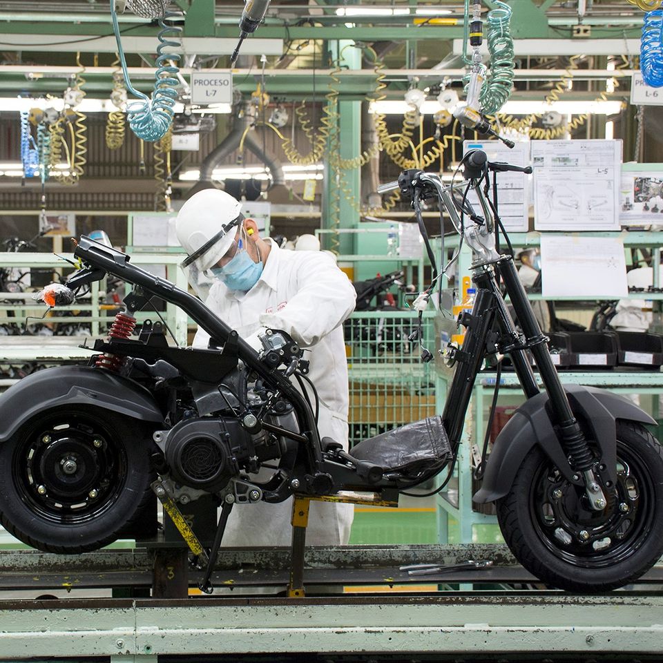 Honda abre nuevo turno de manufactura de motos en planta de El Salto
