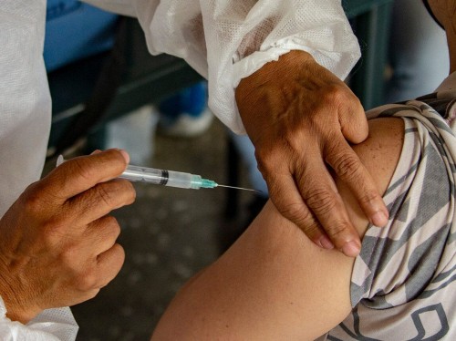 Inicia "cruce" de vacunas en Jalisco; ya aplican la tercera dosis de refuerzo