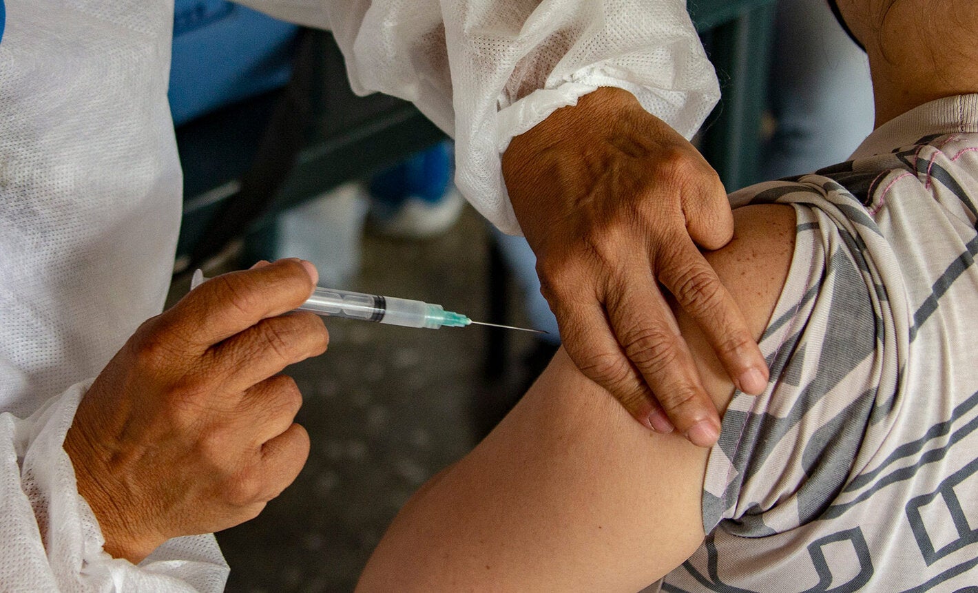 Inicia "cruce" de vacunas en Jalisco; ya aplican la tercera dosis de refuerzo