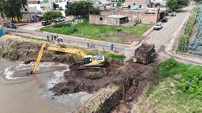 Inicia la CEA desazolve en la presa Tecata y el arroyo Zapotlanejo tras recientes inundaciones