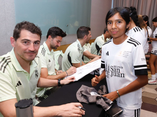 Leyendas del Real Madrid CF conviven con niñas del Educational Football Program Jalisco
