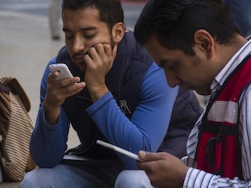 Mexicanos gastan casi 3 mil pesos en un celular