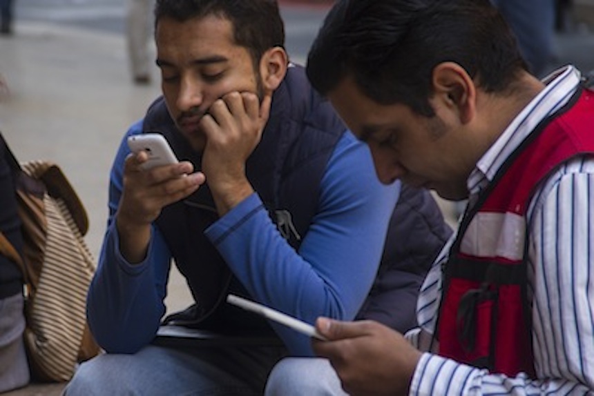 Mexicanos gastan casi 3 mil pesos en un celular