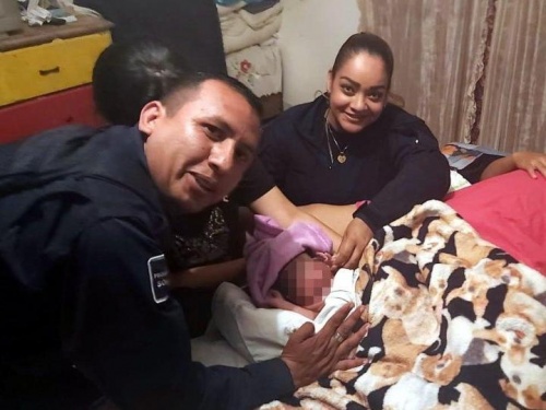 Policías de El Salto ayudan en parto en El Castillo