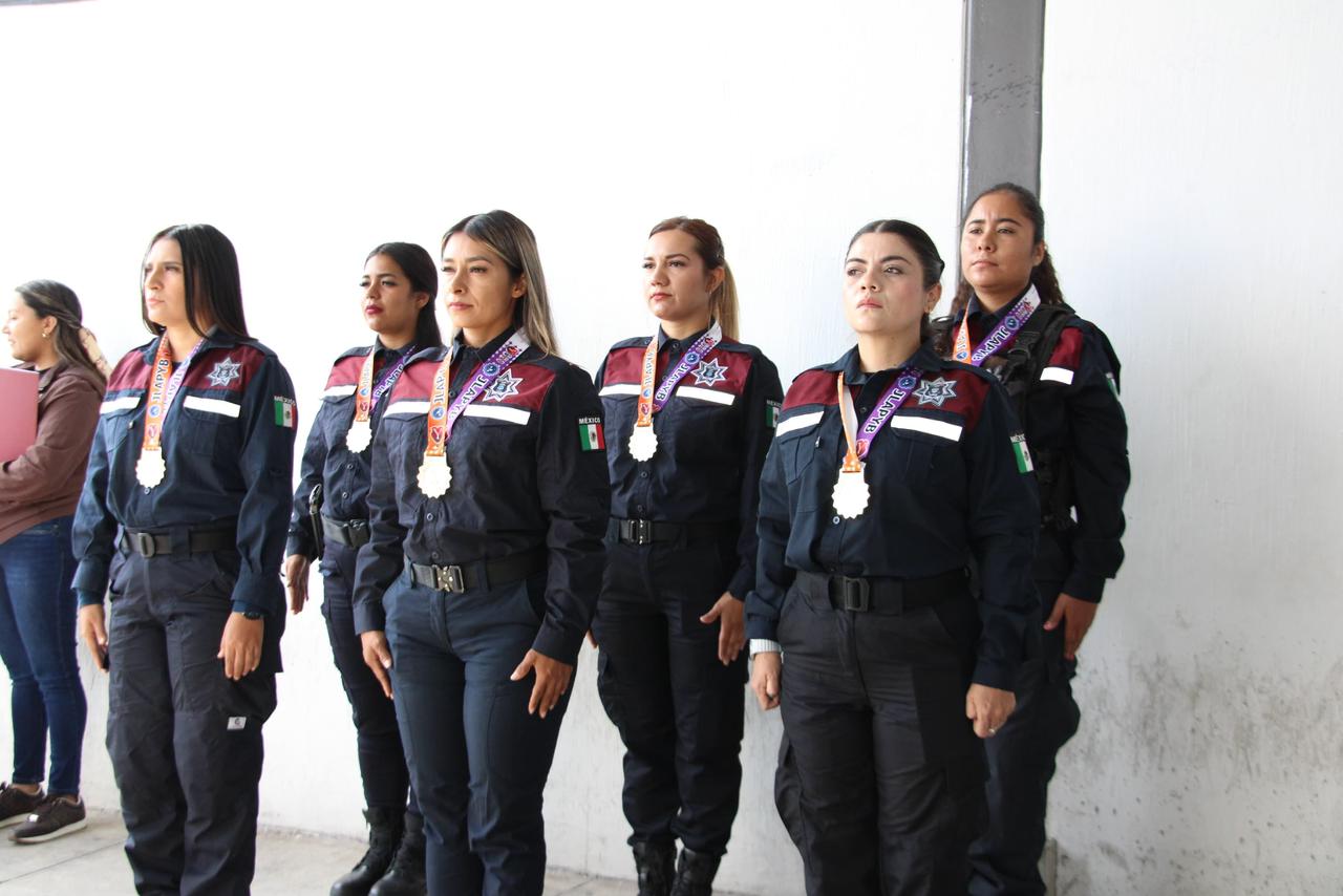 Reconocen a Policías y Bomberos de El Salto